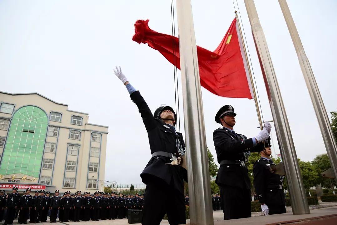 成都太古里禁止街拍，大批网红小姐姐失业，衣着奇葩不应成潮流！